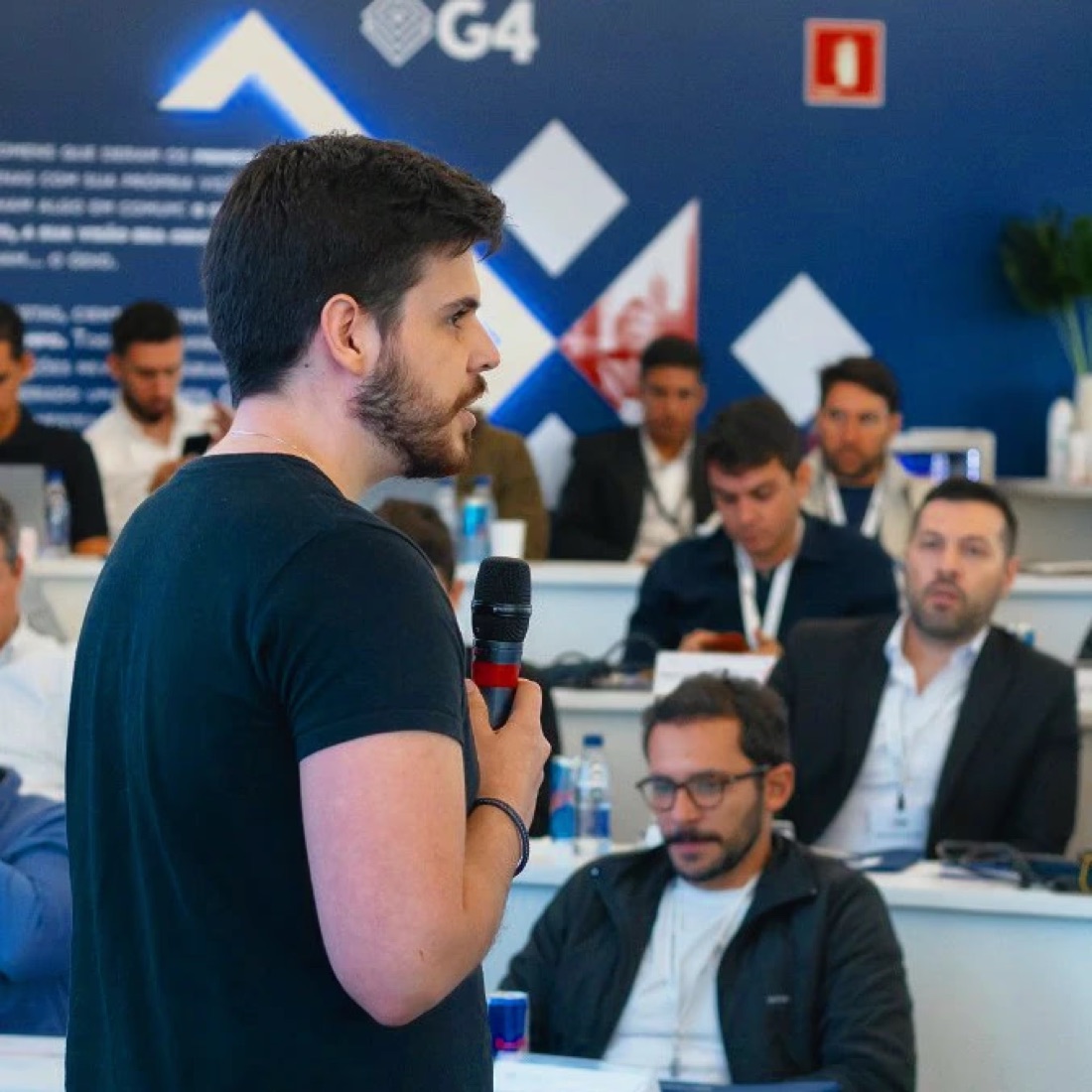 Isaac Araújo palestrando em evento do G4